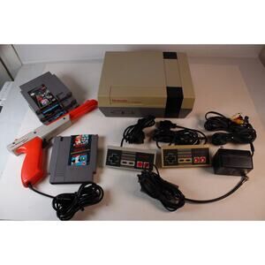 Nintendo NES Console Bundle, 4 games, Cables Zapper 2 Controllers, tested (2)